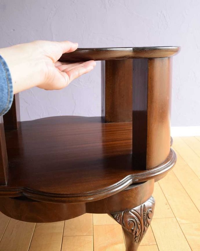 アンティークのテーブル　アンティーク家具　英国の棚付きのコーヒーテーブル、お花のかたちをした天板が華やかなアンティーク。くるくる回転天板と真ん中の収納部分をくるくる回して回転することが出来ます。(k-2318-f)