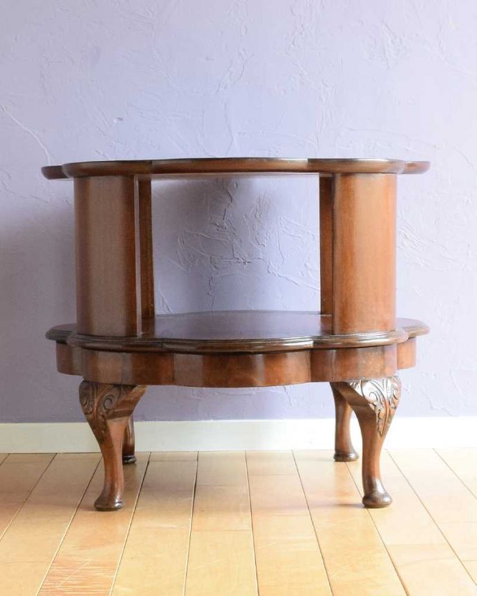 アンティークのテーブル　アンティーク家具　英国の棚付きのコーヒーテーブル、お花のかたちをした天板が華やかなアンティーク。クルッと回転。(k-2318-f)