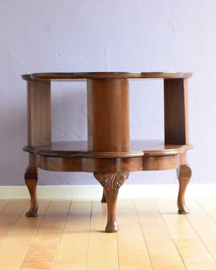 アンティークのテーブル　アンティーク家具　英国の棚付きのコーヒーテーブル、お花のかたちをした天板が華やかなアンティーク。こちら側も、もちろんキレイです！アンティークは新品ではないので、もちろん経年変化によるキズはありますが、専門の職人がキレイにお直しをしているので、どの角度から見てもキレイです。(k-2318-f)