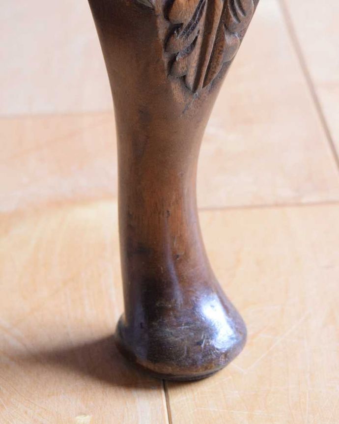 アンティークのテーブル　アンティーク家具　英国の棚付きのコーヒーテーブル、お花のかたちをした天板が華やかなアンティーク。持ち上げなくても移動できます！Handleのアンティークは、脚の裏にフェルトキーパーをお付けしていますので、床を滑らせてれば移動が簡単です。(k-2318-f)