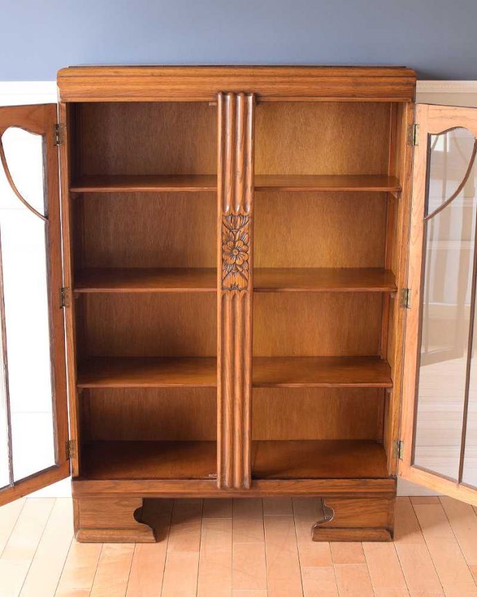 アンティークのキャビネット　アンティーク家具　イギリスアンティークの収納家具、お花の彫刻入りのブックケース（キャビネット）。扉を開けると･･･重い本がたっぷり収納できるように頑丈に作られています。(k-2319-f)