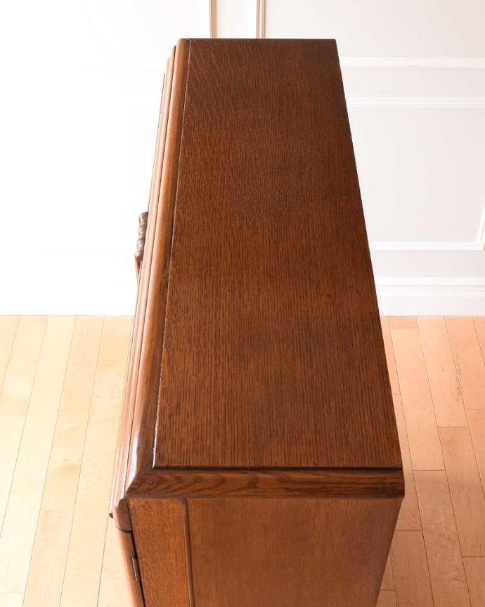 アンティークのキャビネット　アンティーク家具　イギリスアンティークの収納家具、お花の彫刻入りのブックケース（キャビネット）。上から見てみると…家具の形はこんな感じです。(k-2319-f)