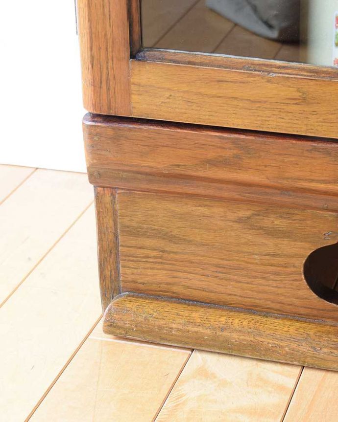 アンティークのキャビネット　アンティーク家具　イギリスアンティークの収納家具、お花の彫刻入りのブックケース（キャビネット）。女性1人でラクラク運べちゃう仕掛けHandleのアンティークは、脚の裏にフェルトキーパーをお付けしています。(k-2319-f)