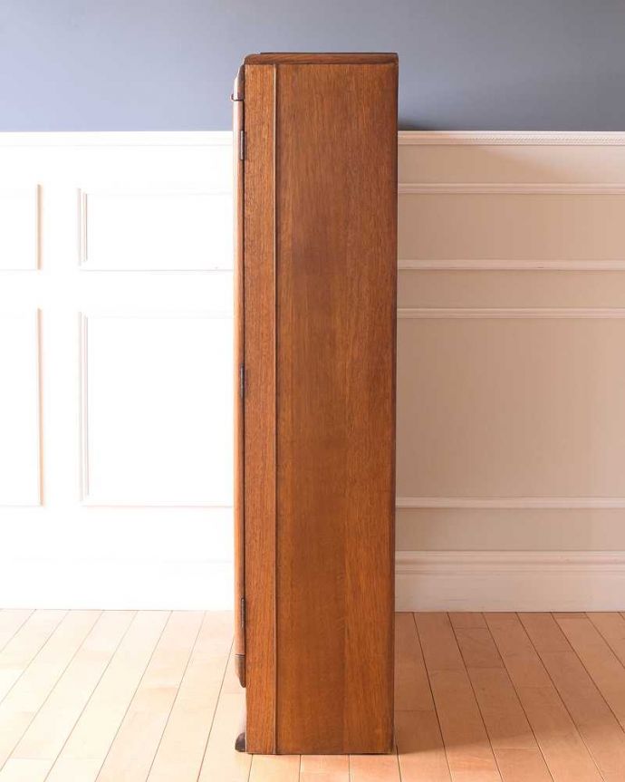 アンティークのキャビネット　アンティーク家具　イギリスアンティークの収納家具、お花の彫刻入りのブックケース（キャビネット）。横から見てもステキ横顔だって英国アンティークらしくカッコイイんです。(k-2319-f)