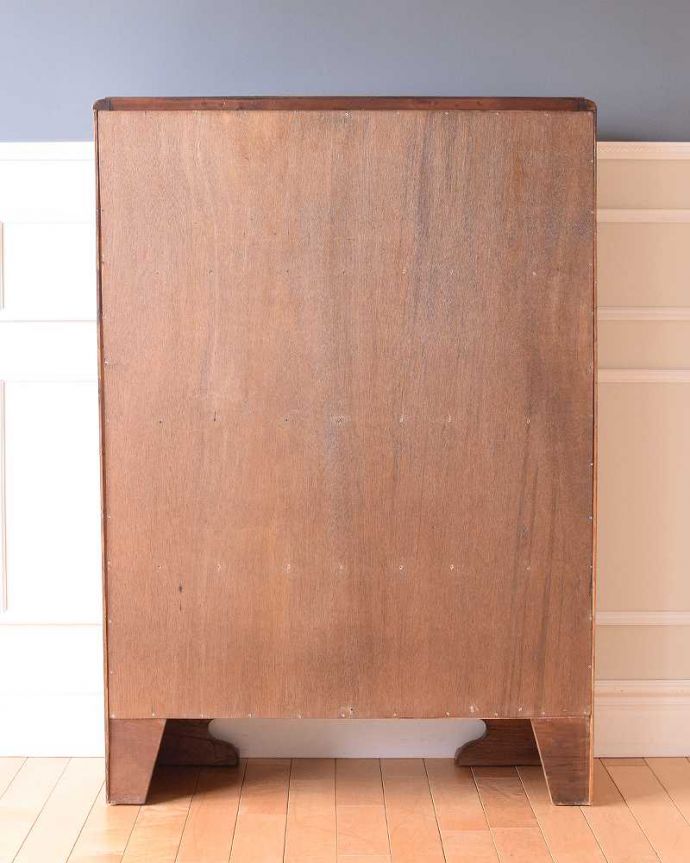 アンティークのキャビネット　アンティーク家具　イギリスアンティークの収納家具、お花の彫刻入りのブックケース（キャビネット）。後ろ姿もキレイですアンティークは新品ではないので、もちろん経年変化によるキズはありますが、専門の職人が修復したので後ろ姿にも自信があります。(k-2319-f)