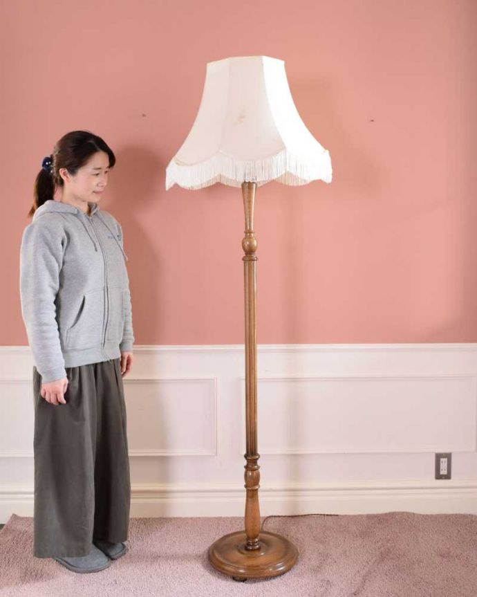 スタンドライト　照明・ライティング　英国輸入のスタンド照明、美しいアンティークフロアランプ（Ｂ22シャンデリア球付） 。。(k-2320-f)