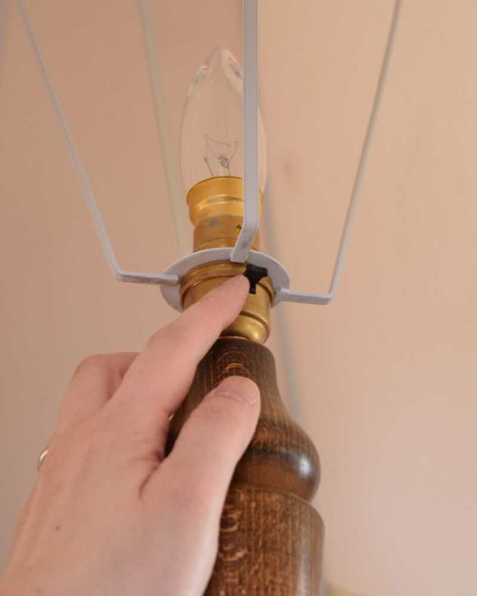 スタンドライト　照明・ライティング　英国輸入のスタンド照明、美しいアンティークフロアランプ（Ｂ22シャンデリア球付） 。。(k-2320-f)