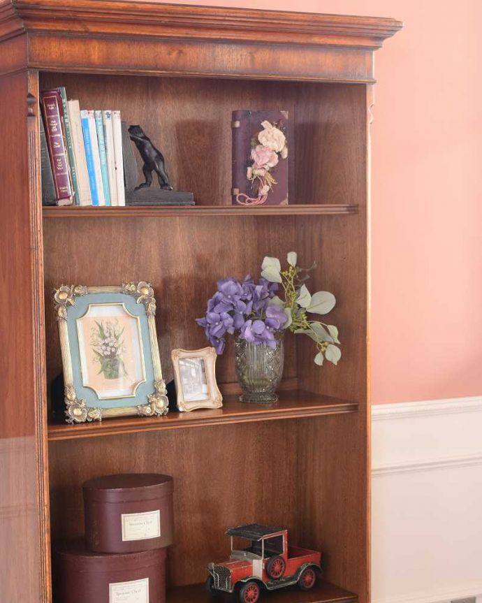 アンティークのキャビネット　アンティーク家具　イギリスで見つけたアンティークの収納家具、美しいブックシェルフ（本棚）。隙間収納にもおすすめです。(k-2321-f)