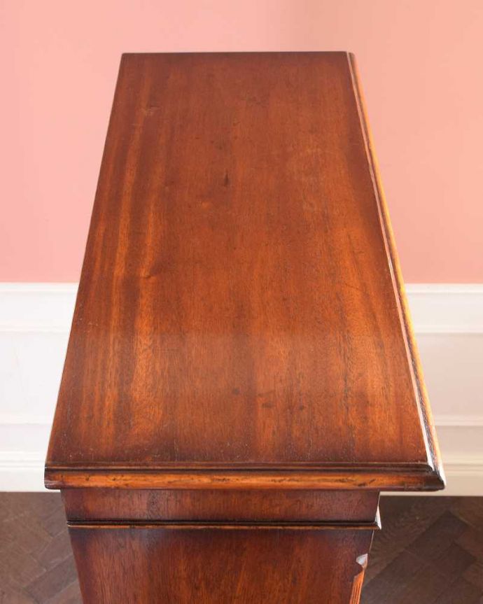 アンティークのキャビネット　アンティーク家具　イギリスで見つけたアンティークの収納家具、美しいブックシェルフ（本棚）。天板もキレイに仕上げました。(k-2321-f)