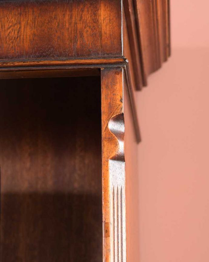 アンティークのキャビネット　アンティーク家具　イギリスで見つけたアンティークの収納家具、美しいブックシェルフ（本棚）。いろんな場所にこだわり彫のデザインもいろいろです。(k-2321-f)