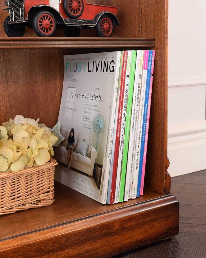 アンティークのキャビネット　アンティーク家具　イギリスで見つけたアンティークの収納家具、美しいブックシェルフ（本棚）。A4サイズも収納出来ちゃう優れものA4サイズの雑誌までしっかり収納出来ちゃう大きさ。(k-2321-f)