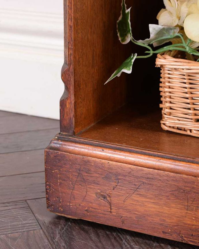 アンティークのキャビネット　アンティーク家具　イギリスで見つけたアンティークの収納家具、美しいブックシェルフ（本棚）。女性１人でラクラク運べちゃうんですHandleのアンティークは、脚の裏にフェルトキーパーをお付けしています。(k-2321-f)