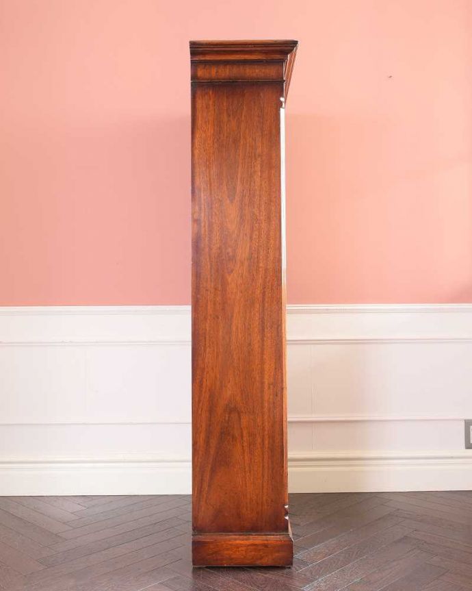 アンティークのキャビネット　アンティーク家具　イギリスで見つけたアンティークの収納家具、美しいブックシェルフ（本棚）。横から見ても素敵なんですもちろん、横から見てもキレイに仕上がっているので、いろんな場所に置いて使って下さい。(k-2321-f)