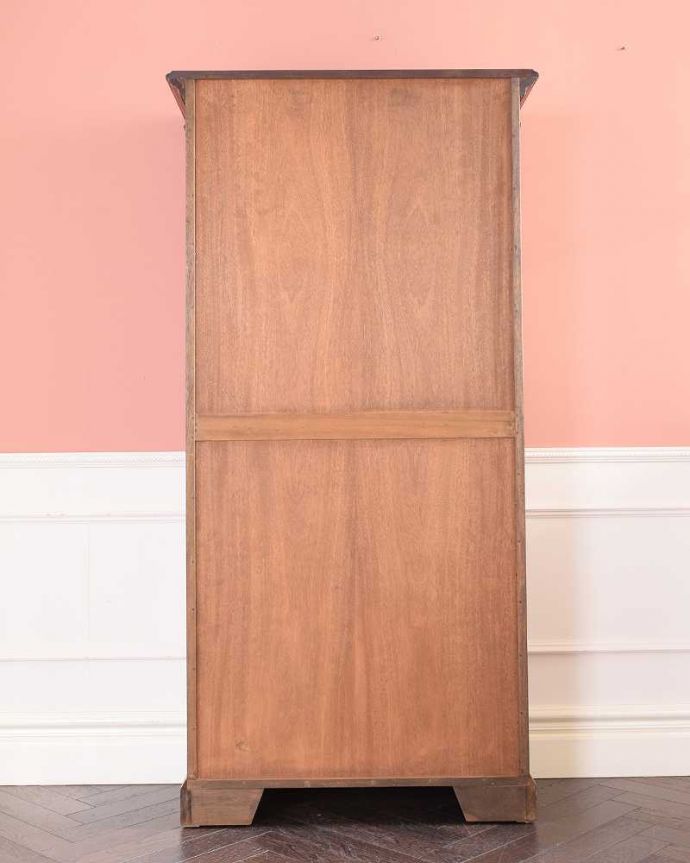 アンティークのキャビネット　アンティーク家具　イギリスで見つけたアンティークの収納家具、美しいブックシェルフ（本棚）。キレイに修復しましたアンティークは新品ではないので、経年変化によるキズはありますが、専門の職人がキレイにお直しをしているので、後姿までキレイです。(k-2321-f)