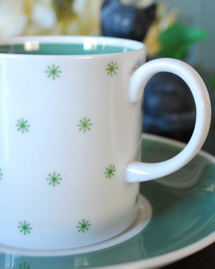 スージークーパー　アンティーク雑貨　グリーンの星が散りばめられた可愛いスター、スージークーパーのアンティークカップ＆ソーサー（アスタリスク）。飾って使って楽しむ小さなアンティークアンティークでしか手に入れることが出来ない美しい模様のカップ＆ソーサー。(k-2321-z)