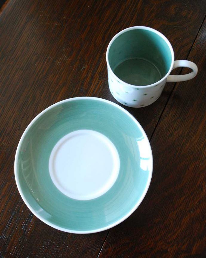 スージークーパー　アンティーク雑貨　グリーンの星が散りばめられた可愛いスター、スージークーパーのアンティークカップ＆ソーサー（アスタリスク）。アンティークは新品ではありませんので、多少のキズ・汚れがある場合があります。(k-2321-z)