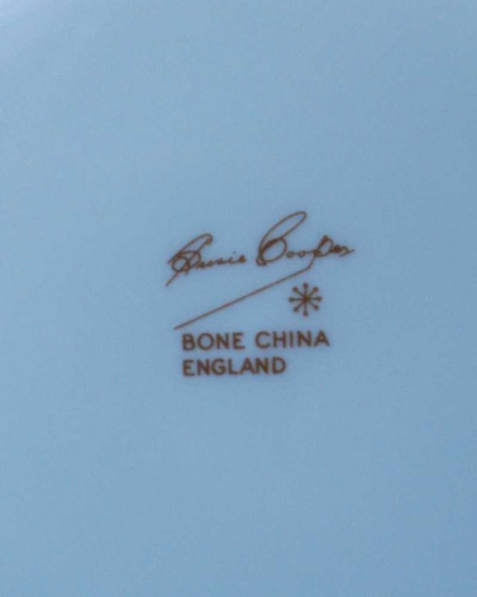 スージークーパー　アンティーク雑貨　グリーンの星が散りばめられた可愛いスター、スージークーパーのアンティークカップ＆ソーサー（アスタリスク）。裏側には品質の証ひっくり返して見ると、こんな感じのポーセリンマークを見つけることが出来ます。(k-2321-z)