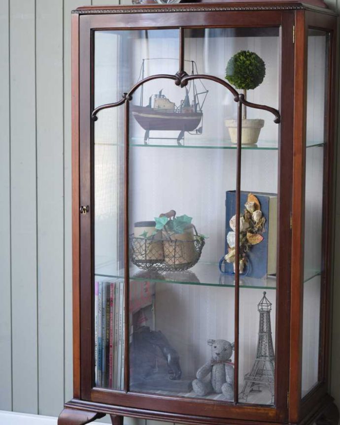 アンティークのキャビネット　アンティーク家具　英国スタイルのアンティーク家具、キレイなガラスキャビネット　。ガラス越しに中をのぞいてみると･･･中に入れたものが、なんだかちょっと高級に見えちゃうんです。(k-2322-f)