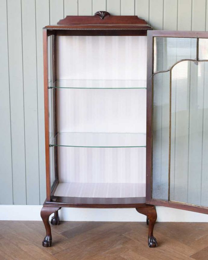 アンティークのキャビネット　アンティーク家具　英国スタイルのアンティーク家具、キレイなガラスキャビネット　。扉を開けると、中はこんな感じです職人が背板の生地を新しいもので張り替えてキレイに修復して仕上げました。(k-2322-f)