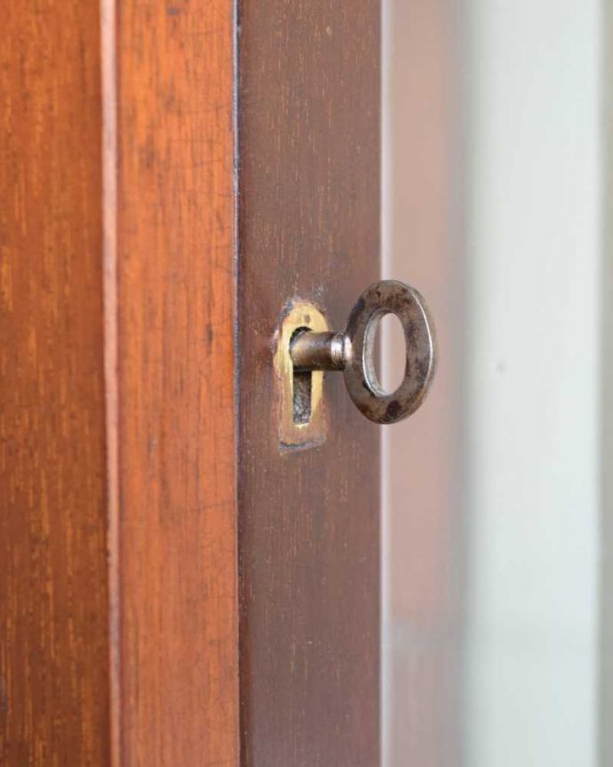 アンティークのキャビネット　アンティーク家具　英国スタイルのアンティーク家具、キレイなガラスキャビネット　。開ける度にワクワクアンティークらしくカギが取っ手の代わり。(k-2322-f)