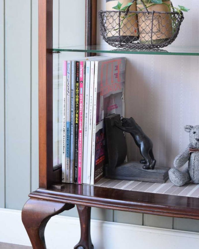 アンティークのキャビネット　アンティーク家具　英国スタイルのアンティーク家具、キレイなガラスキャビネット　。扉の中は収納たっぷりA4サイズの雑誌までしっかり収納出来ちゃう大きさ。(k-2322-f)