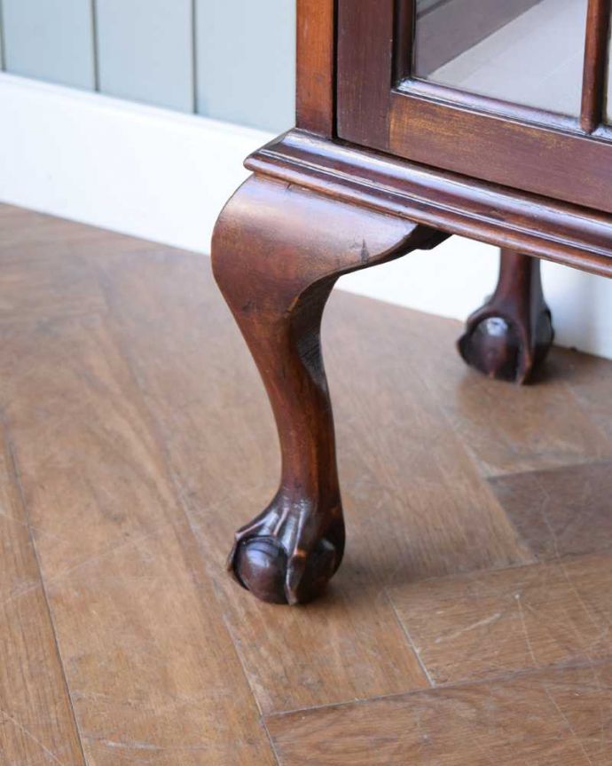 アンティークのキャビネット　アンティーク家具　英国スタイルのアンティーク家具、キレイなガラスキャビネット　。女性1人でラクラク運べちゃう仕掛けHandleのアンティークは、脚の裏にフェルトキーパーをお付けしています。(k-2322-f)