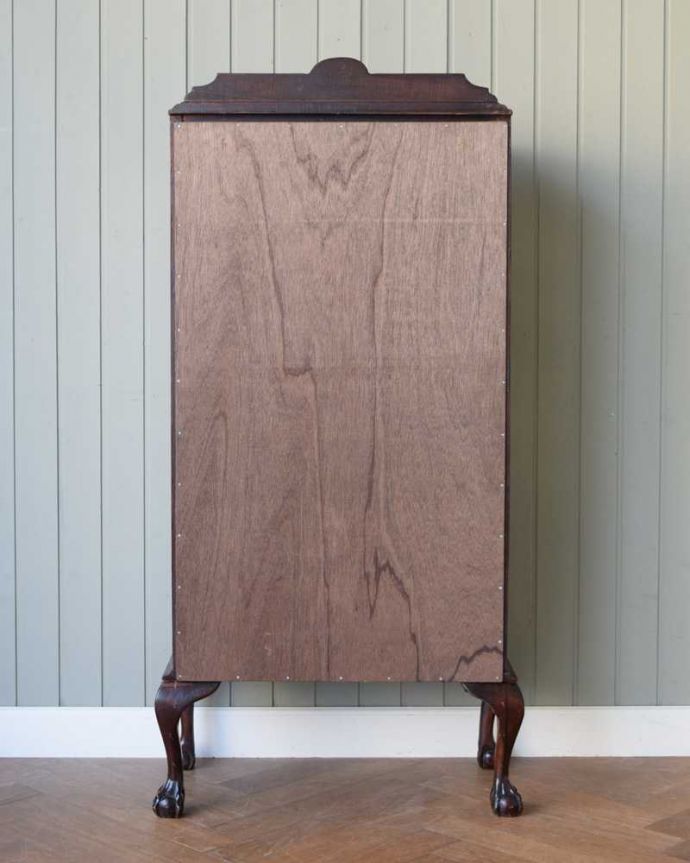 アンティークのキャビネット　アンティーク家具　英国スタイルのアンティーク家具、キレイなガラスキャビネット　。修復してあるので後姿もキレイ！アンティークは新品ではないので、もちろん経年変化によるキズはありますが、専門の職人がキレイに修復したので、後ろ姿もキレイです。(k-2322-f)