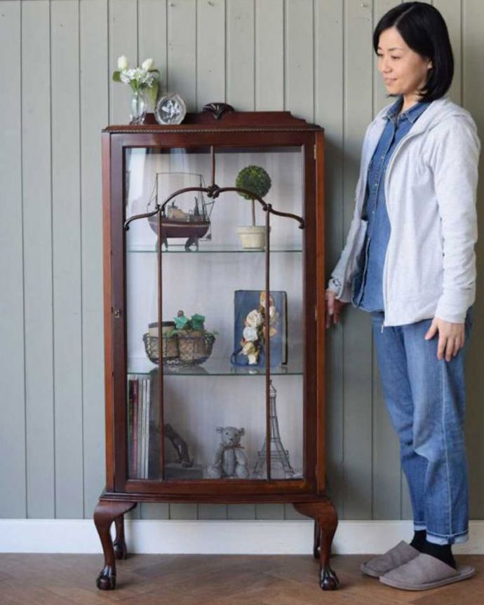 アンティークのキャビネット　アンティーク家具　英国スタイルのアンティーク家具、キレイなガラスキャビネット　。どこにでも置けちゃうサイズが魅力のキャビネットちょっとしたスペースがあればどこにでも置けちゃうコンパクトサイズのガラスキャビネット。(k-2322-f)