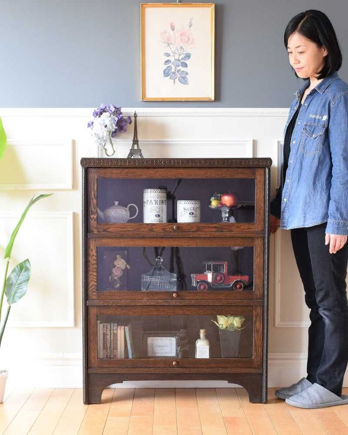 アンティークのキャビネット　アンティーク家具　小さくて置きやすいフラップ扉のブックケース、英国輸入のアンティークキャビネット 。お気に入りの本や雑貨や本を並べてみましょ。(k-2324-f)