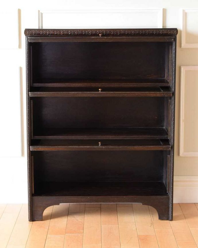 アンティークのキャビネット　アンティーク家具　小さくて置きやすいフラップ扉のブックケース、英国輸入のアンティークキャビネット 。便利に使えるフラップ式の扉開けたままにしておいてもジャマにならないフラップ式の扉。(k-2324-f)