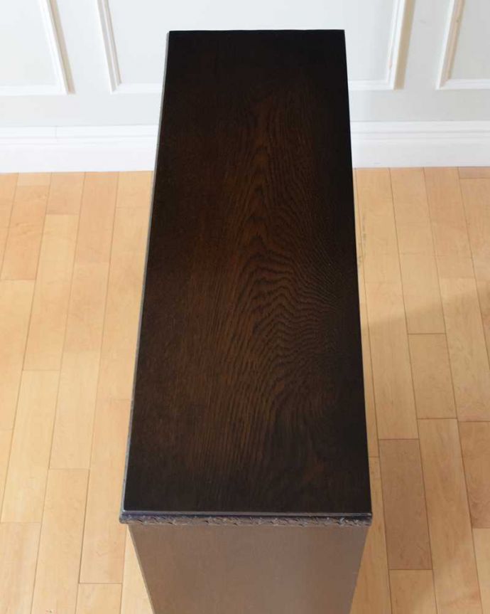 アンティークのキャビネット　アンティーク家具　小さくて置きやすいフラップ扉のブックケース、英国輸入のアンティークキャビネット 。上から形を見てみると･･･天板はこんな形です。(k-2324-f)