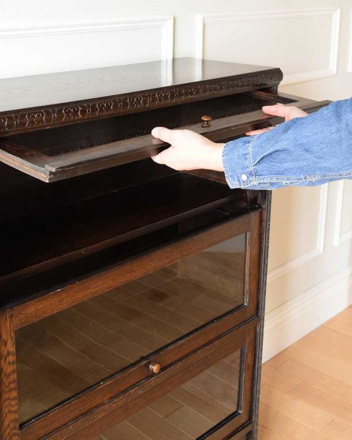 アンティークのキャビネット　アンティーク家具　小さくて置きやすいフラップ扉のブックケース、英国輸入のアンティークキャビネット 。ちょっとオシャレな扉フラップ式の扉なので、上に持ち上げてスライドさせれば中に収納出来ます。(k-2324-f)