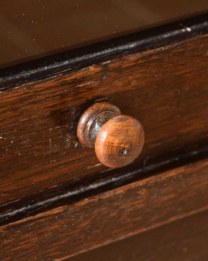 アンティークのキャビネット　アンティーク家具　小さくて置きやすいフラップ扉のブックケース、英国輸入のアンティークキャビネット 。開ける度にワクワク･･･可愛らしい取っ手がちょこんとついています。(k-2324-f)