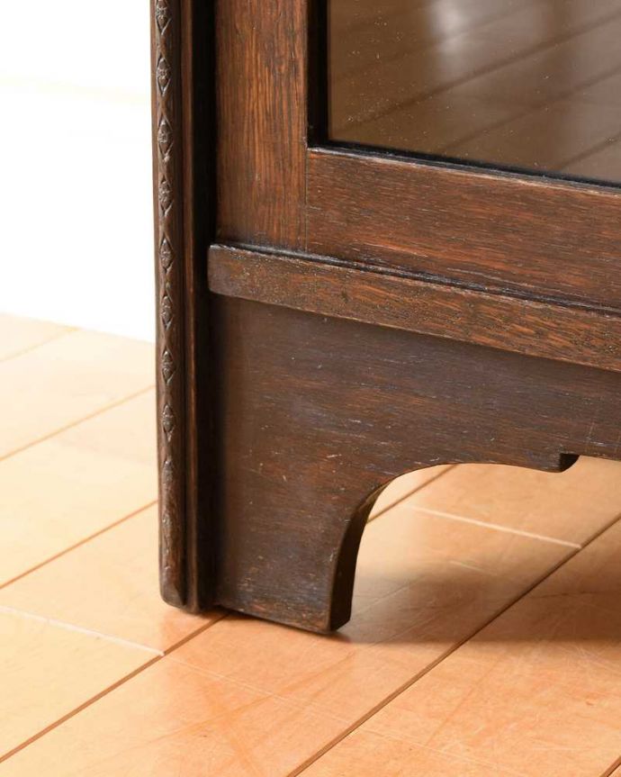 アンティークのキャビネット　アンティーク家具　小さくて置きやすいフラップ扉のブックケース、英国輸入のアンティークキャビネット 。女性１人でも運べますHandleのアンティークは、脚の裏にフェルトキーパーをお付けしているので、女性でも床を滑らせて移動が出来ます。(k-2324-f)