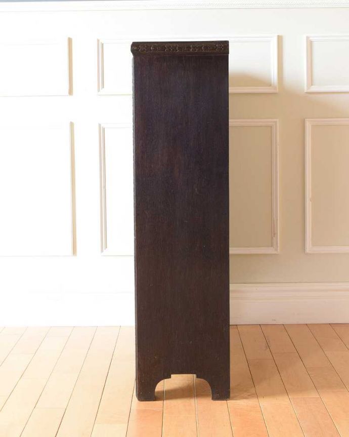 アンティークのキャビネット　アンティーク家具　小さくて置きやすいフラップ扉のブックケース、英国輸入のアンティークキャビネット 。横から見ると･･･横から見るとこんな感じ。(k-2324-f)