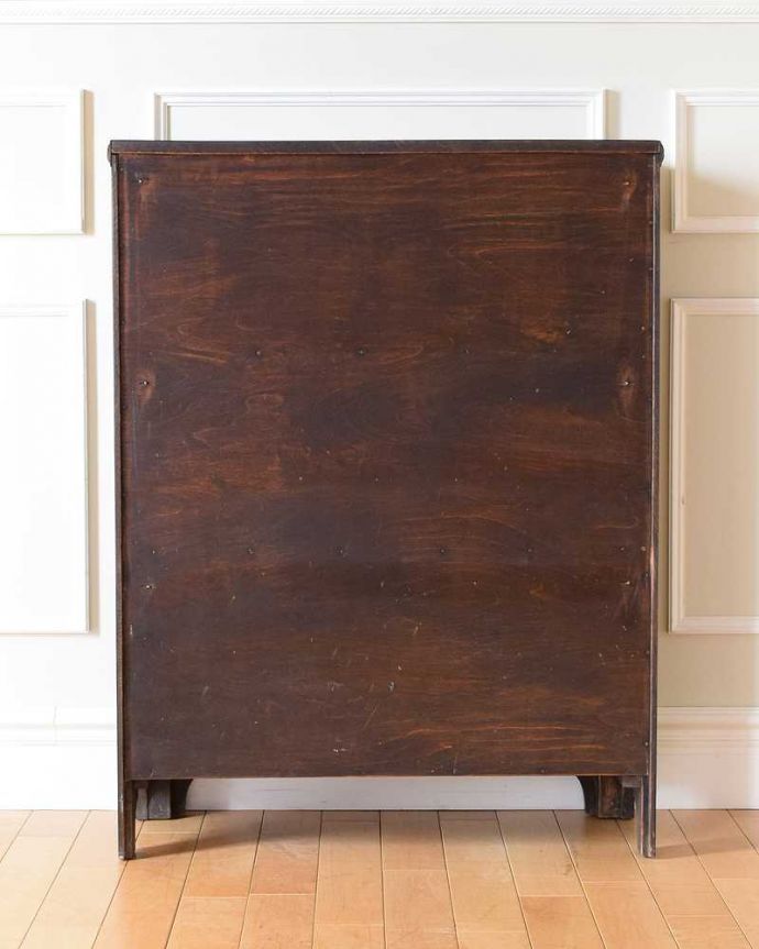 アンティークのキャビネット　アンティーク家具　小さくて置きやすいフラップ扉のブックケース、英国輸入のアンティークキャビネット 。後ろ姿もキレイです。(k-2324-f)