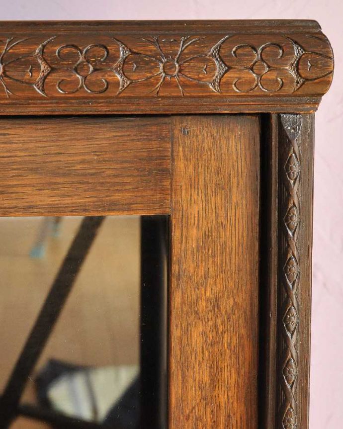 アンティークのキャビネット　アンティーク家具　小さくて置きやすいフラップ扉のブックケース、英国輸入のアンティークキャビネット 。惚れ惚れしちゃう美しさこんなに堅い無垢材に一体どうやって彫ったんだろう？と不思議になるくらい細かい彫にうっとりです。(k-2324-f)