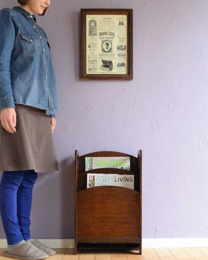 マガジンラック　アンティーク家具　英国で見つけたお花の彫刻が華やかな小さなアンティークマガジンラック　。使いやすさNo.1！みんなが使える便利なアンティークどこのお家でも使っているマガジンラックも、アンティークだとデザインが素敵だから散らかっている雑誌もオシャレに収納出来ちゃうんです。(k-2325-f)