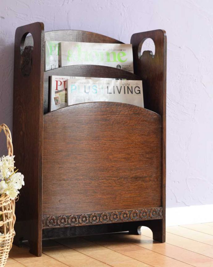 マガジンラック　アンティーク家具　英国で見つけたお花の彫刻が華やかな小さなアンティークマガジンラック　。ちょっと置いておきたい…をキレイに収納新聞や雑誌など、ついついテーブルの上に置いてしまって雑多に見えるものが、コレさえあればキレイに収納出来てお部屋もスッキリ見えるんです。(k-2325-f)