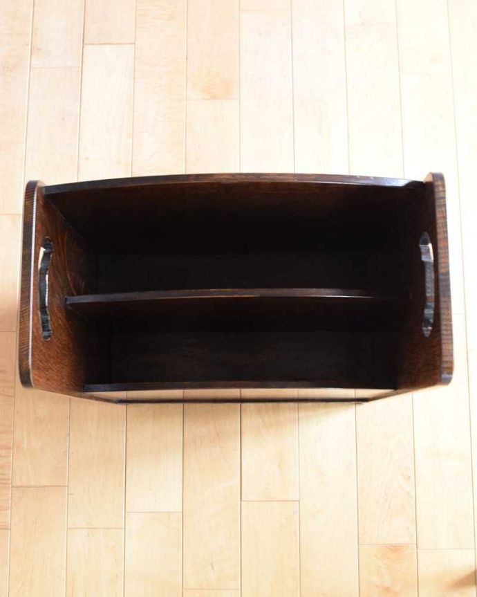 マガジンラック　アンティーク家具　英国で見つけたお花の彫刻が華やかな小さなアンティークマガジンラック　。雑誌を入れる部分もキレイに修復しましたアンティークは新品ではないので経年変化によるキズはありますが、専門の職人がキレイにお直ししました。(k-2325-f)