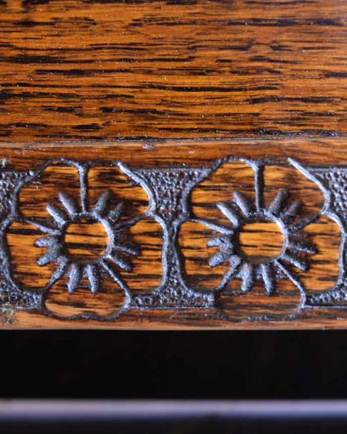 マガジンラック　アンティーク家具　英国で見つけたお花の彫刻が華やかな小さなアンティークマガジンラック　。惚れ惚れしちゃう美しさこんなに堅い無垢材に一体どうやって彫ったんだろう？と不思議になるくらい細かい彫にうっとりです。(k-2325-f)