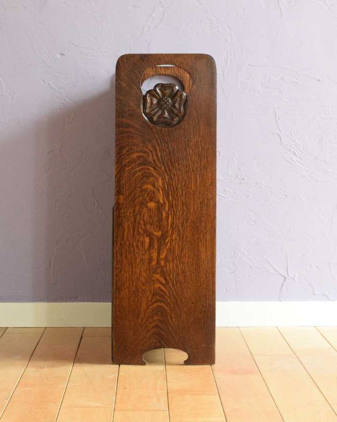 マガジンラック　アンティーク家具　英国で見つけたお花の彫刻が華やかな小さなアンティークマガジンラック　。横から見てもキレイです360度、どの角度から見てもキレイに仕上がっています。(k-2325-f)