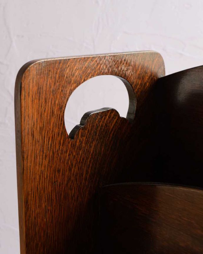 マガジンラック　アンティーク家具　英国で見つけたお花の彫刻が華やかな小さなアンティークマガジンラック　。片手でラクラク運べますデザインの一部になっている持ち手を持って運べば持ち運びもラクラク！。(k-2325-f)