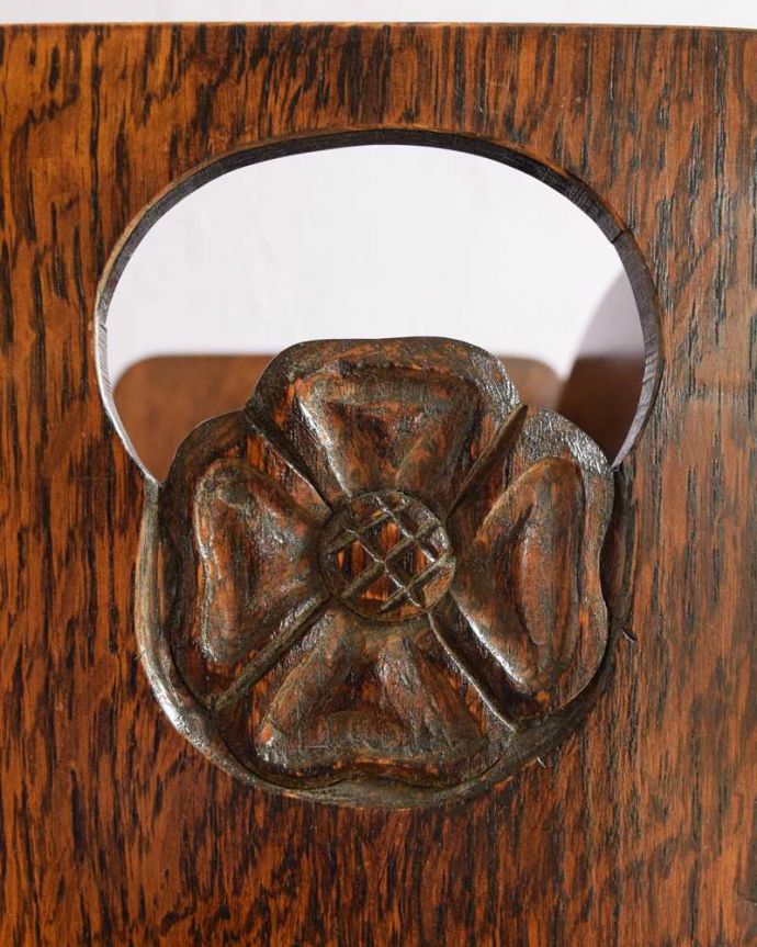 マガジンラック　アンティーク家具　英国で見つけたお花の彫刻が華やかな小さなアンティークマガジンラック　。英国らしい装飾英国家具らしいかっこいい装飾があります。(k-2325-f)