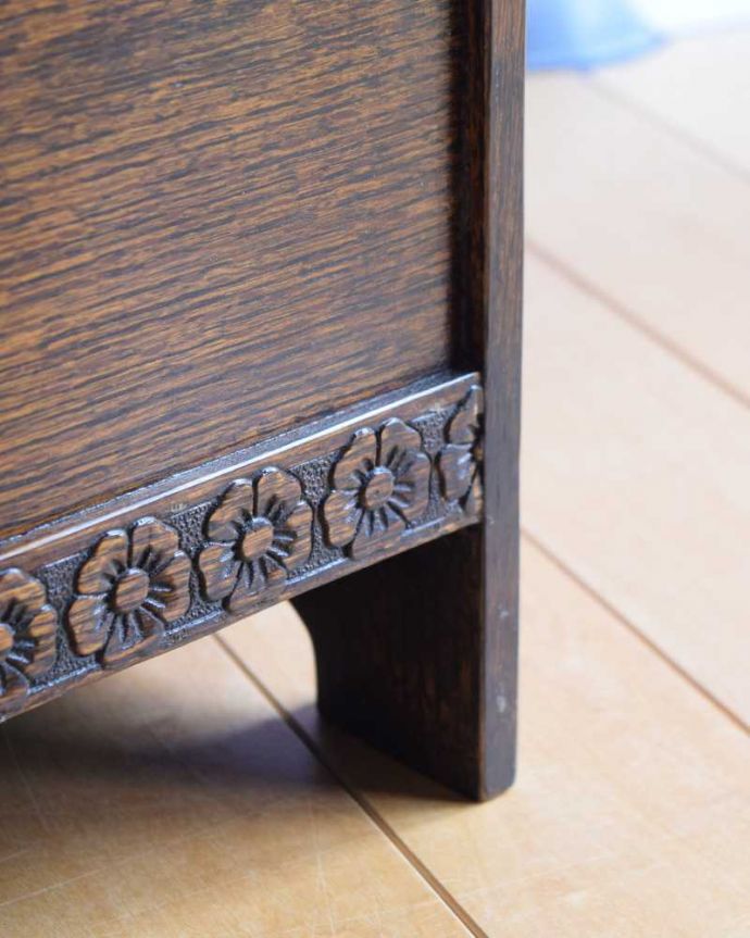 マガジンラック　アンティーク家具　英国で見つけたお花の彫刻が華やかな小さなアンティークマガジンラック　。持ち上げなくても移動ラクラクHandleのアンティーク家具の足の裏にはフェルトキーパーをお付けしています。(k-2325-f)