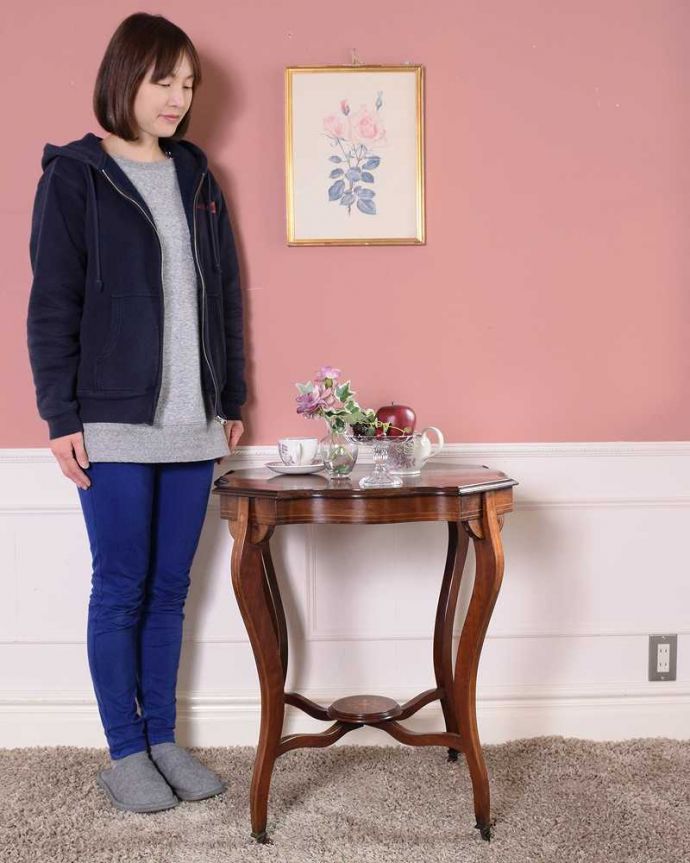 アンティーク家具 天板と装飾が特別美しい英国アンティークのオケージョナルテーブル (キャスター付き)。どんな場所でも便利に使える小さなテーブルそもそも「オケージョナル」とは「便利に使える」と言う意味。(k-2326-f)