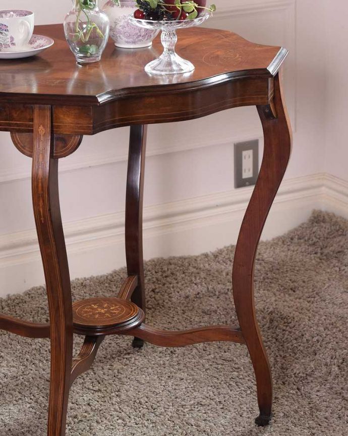 アンティーク家具 天板と装飾が特別美しい英国アンティークのオケージョナルテーブル (キャスター付き)。上品で優雅なアンティーク凛とした雰囲気が漂うアンティークらしい立ち姿のテーブル。(k-2326-f)