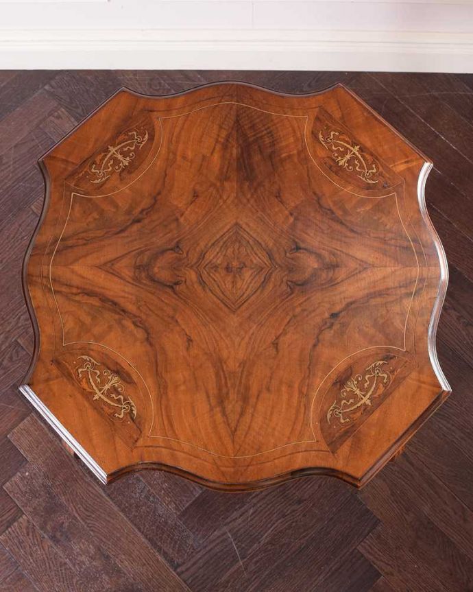 アンティーク家具 天板と装飾が特別美しい英国アンティークのオケージョナルテーブル (キャスター付き)。天板の形を見てみると・・・テーブルの形を上から見ると、こんな感じです。(k-2326-f)