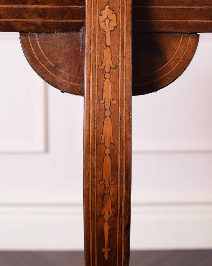 アンティーク家具 天板と装飾が特別美しい英国アンティークのオケージョナルテーブル (キャスター付き)。華やかな象嵌の模様木を組み合わせることで作る象嵌で描かれた模様。(k-2326-f)