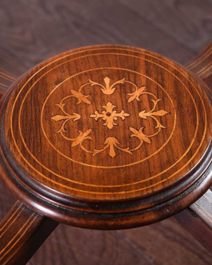 アンティーク家具 天板と装飾が特別美しい英国アンティークのオケージョナルテーブル (キャスター付き)。芸術作品のような迫力満点!美しすぎる木目で勝負!って語りかけてくれているような美しい棚です。(k-2326-f)